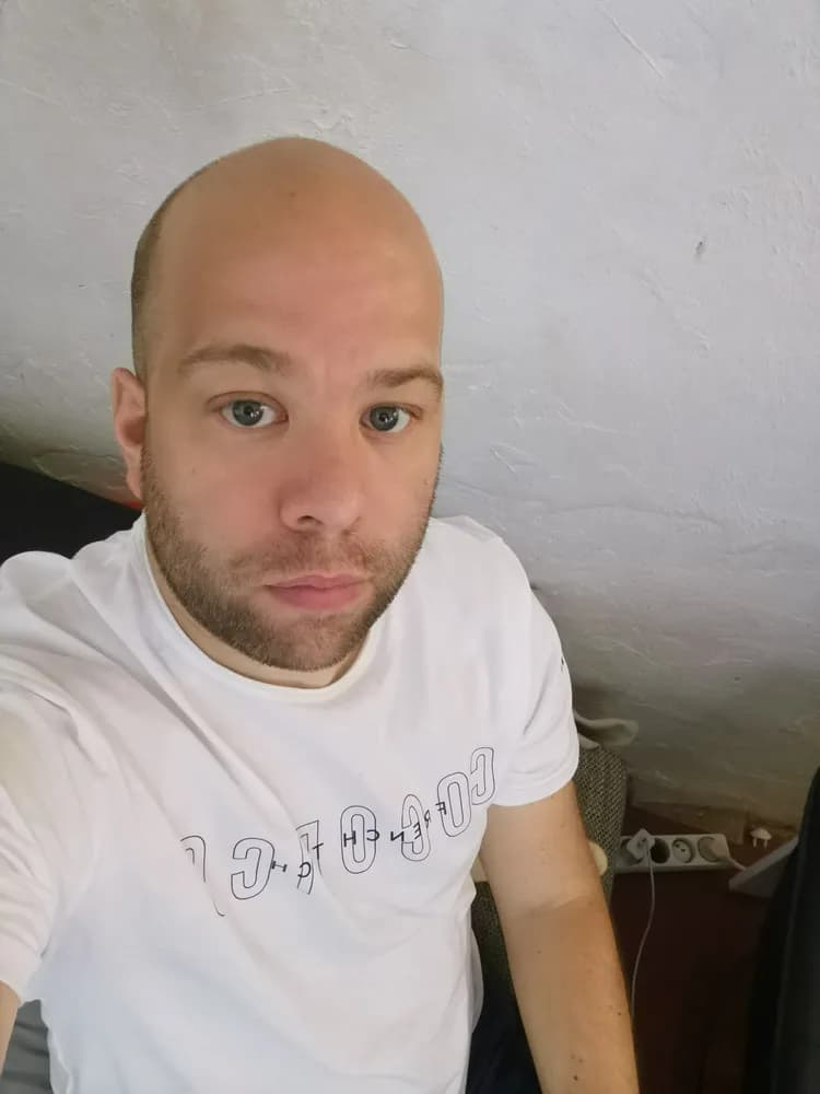 Giulian - Plan cul à La Ferrière Profil de Giulian, 22 ans, Plan cul à La Ferrière (Berne)