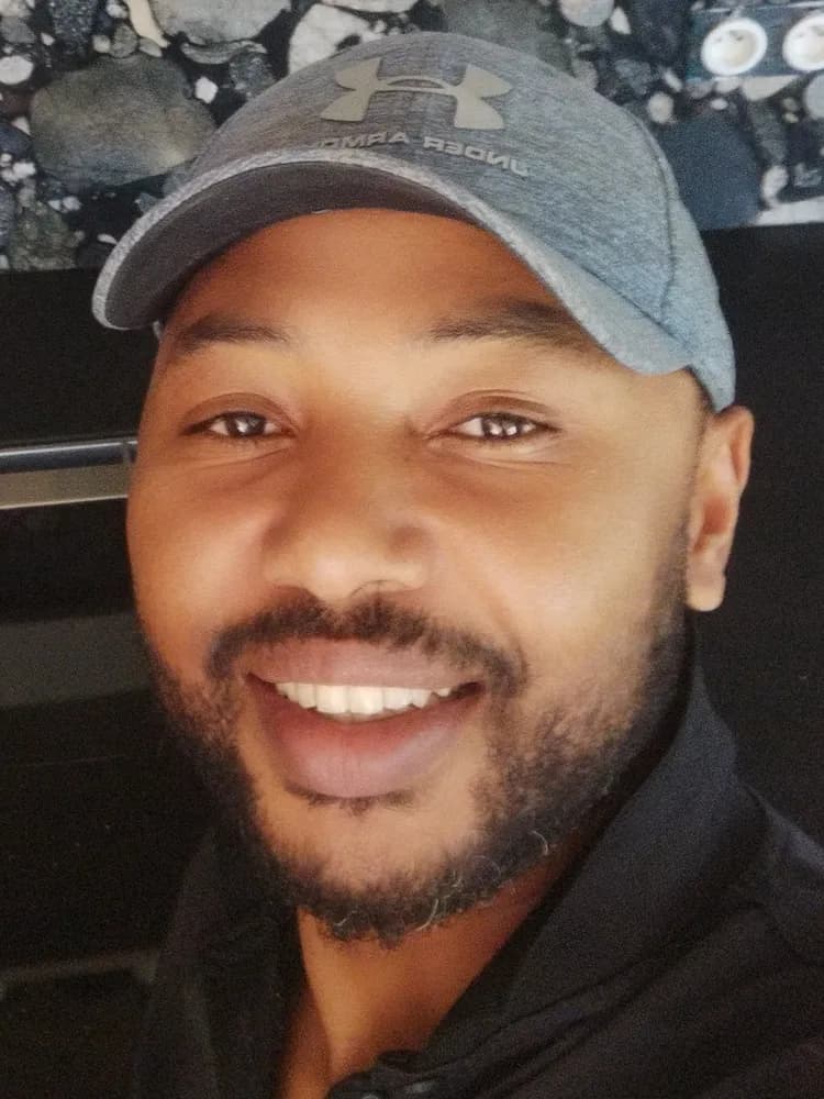 Rémi - Plan cul à Laupen ZH Profil de Rémi, 29 ans, Plan cul à Laupen ZH (Saint-Gall)