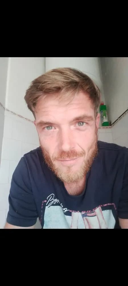 John - Plan cul à Chaumont Profil de John, 31 ans, Plan cul à Chaumont (Neuchâtel)