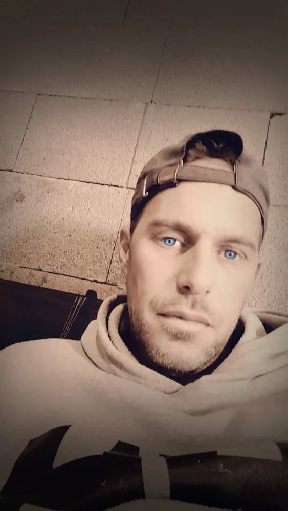 Carl - Plan cul à Oleyres Profil de Carl, 31 ans, Plan cul à Oleyres (Vaud)